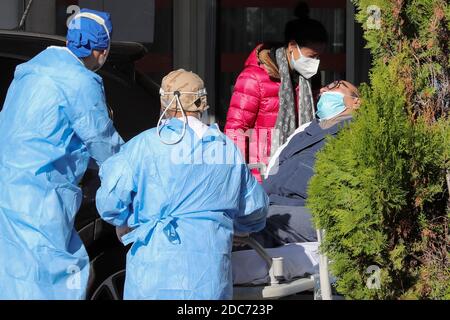 Neapel, Italien. November 2020. Paramedicals tragen einen Coronavirus COVID-19 Patienten mit einer Bahre, um ihn zur Antonio Cardarelli Krankenstation zu bringen, wo er behandelt wird. Kredit: Unabhängige Fotoagentur/Alamy Live Nachrichten Stockfoto