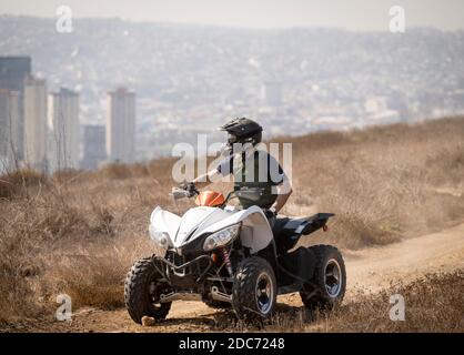 US-amtierender Homeland Security Secretary Chad Wolf macht eine Tour durch die Grenzmauer der Brown Field Border Patrol Station mit einem ATV, begleitet von Grenzschutzbeamten 28. Oktober 2020 in der Nähe von San Diego, Kalifornien. Stockfoto