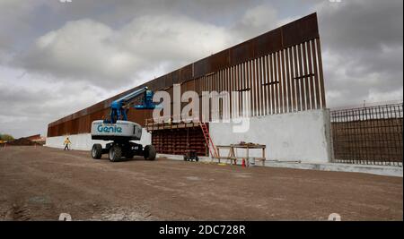 Neue 30-Fuß-Abschnitte von Pollerpaneelen werden an Ort und Stelle an einem Bauplatz für den Rio Grande Valley Sektor der USA angehoben - mexikanische Grenzmauer, an der Trump Wall bekannt 13. Januar 2020 in der Nähe von Weslaco, Texas. Stockfoto