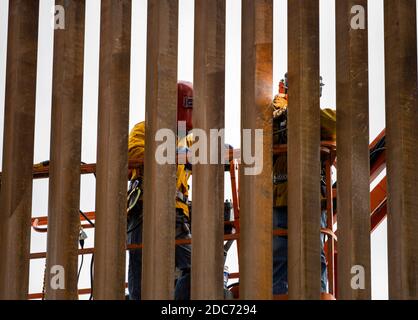 Bauarbeiter an einer Baustelle für einen Abschnitt der US-mexikanischen Grenzmauer, bekannt an der Trump Wall 28. Oktober 2020 in der Nähe von McAllen, Texas. Stockfoto