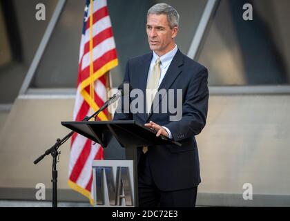 Der amtierende stellvertretende Sekretär des US-Heimatschutzministeriums Ken Cuccinelli hält im Anschluss an eine Tour durch das Zentrum der Tennessee Valley Authority am 14. Oktober 2020 in Knoxville, Tennessee, eine Rede. Stockfoto