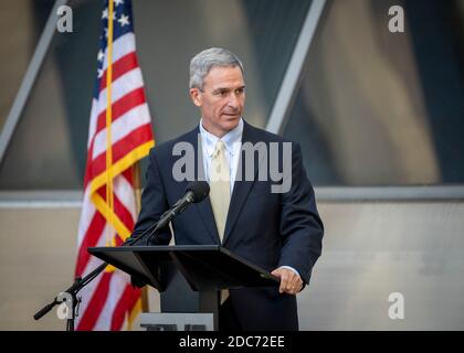 Der amtierende stellvertretende Sekretär des US-Heimatschutzministeriums Ken Cuccinelli hält im Anschluss an eine Tour durch das Zentrum der Tennessee Valley Authority am 14. Oktober 2020 in Knoxville, Tennessee, eine Rede. Stockfoto