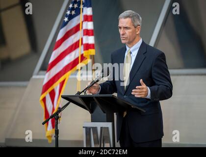 Der amtierende stellvertretende Sekretär des US-Heimatschutzministeriums Ken Cuccinelli hält im Anschluss an eine Tour durch das Zentrum der Tennessee Valley Authority am 14. Oktober 2020 in Knoxville, Tennessee, eine Rede. Stockfoto