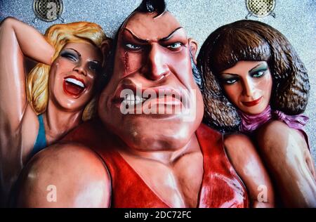 Cartoon-Figuren auf einem Arcade-Arm Wrestling Maschine, England, Großbritannien Stockfoto