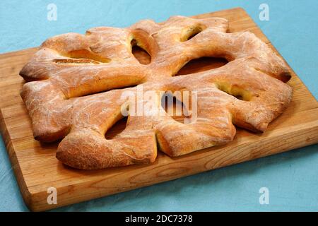 Blick auf ein hausgemachtes Olivenöl Fougasse Brot Stockfoto