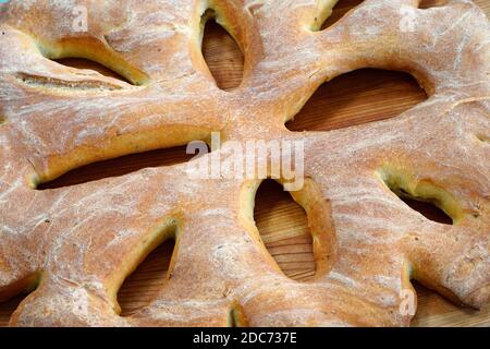 Blick auf ein hausgemachtes Olivenöl Fougasse Brot Stockfoto