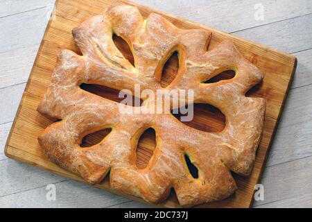 Blick auf ein hausgemachtes Olivenöl Fougasse Brot Stockfoto