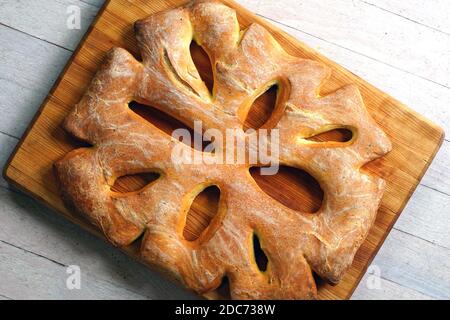 Blick auf ein hausgemachtes Olivenöl Fougasse Brot Stockfoto