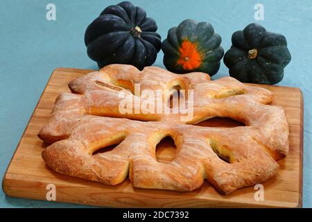 Blick auf ein hausgemachtes Olivenöl Fougasse Brot Stockfoto