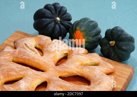 Blick auf ein hausgemachtes Olivenöl Fougasse Brot Stockfoto