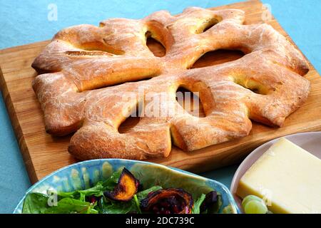 Blick auf ein hausgemachtes Olivenöl Fougasse Brot Stockfoto