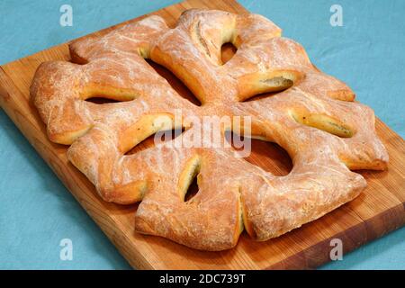 Blick auf ein hausgemachtes Olivenöl Fougasse Brot Stockfoto