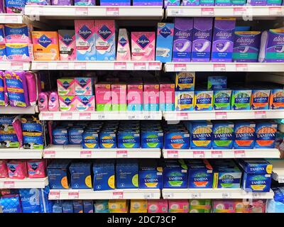 Der Innenraum des Superdrug-Geschäfts mit der Ausstellung von Sanitäranlagen. Stockfoto