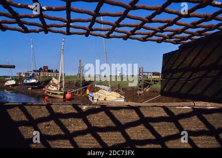 Festgetäute Boote auf dem River Steeping, Gibraltar Point National Nature Reserve, Lincolnshire, England, Großbritannien Stockfoto