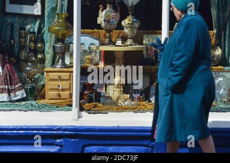 Ein älterer Shopper in Horncastle. Lincolnshire Wolds. England. VEREINIGTES KÖNIGREICH Stockfoto