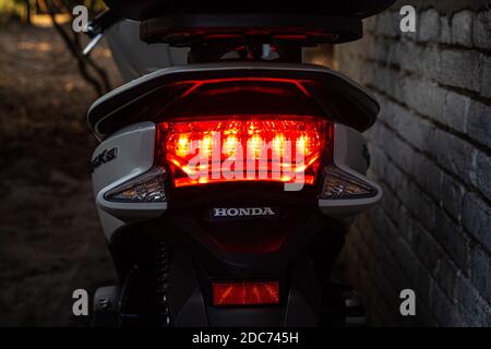 Anapa, Russland-09.01.2020: Motorrad Honda steht im Dunkeln mit dem Rücklicht an. Stockfoto