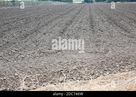 Frisch bebauter Boden in einem landwirtschaftlichen Feld Stockfoto