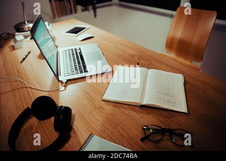 Portrait des Büroarbeitsplatzes des jungen Designers, der spät an arbeitet Nacht Stockfoto