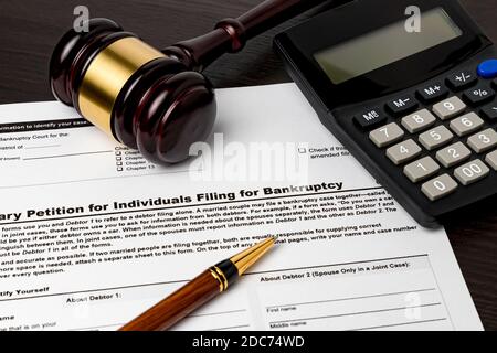 Insolvenzantrag für Einzelpersonen mit Rechner und Gavel. Konzept der Finanz- und Arbeitslosenkrise, persönliche Verschuldung, Wirtschaft und Rezession. Stockfoto