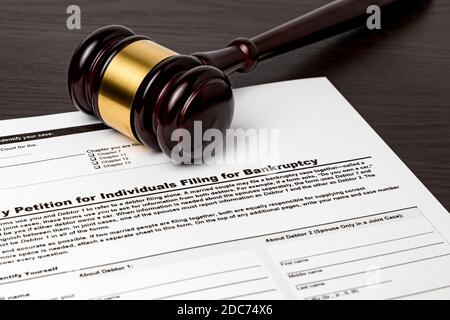 Insolvenzantrag für Personen mit Gavel. Konzept der Finanz- und Arbeitslosenkrise, persönliche Verschuldung, Wirtschaft und Rezession. Stockfoto