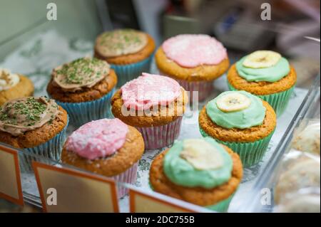 Mehrfarbige Cupcakes zum Verkauf und auf dem Display. Stockfoto