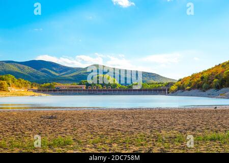 Getrockneter Zypressensee Sukko im Süden Russlands. Touristenort. Wunderschöne Sommerlandschaft. Stockfoto