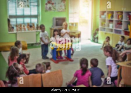 Verschwommene Kinder auf Geburtstagsfeier im Kindergarten. Bild für den Hintergrund, vintage Ton. Stockfoto