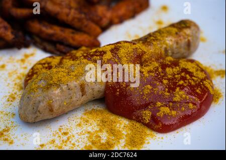 Vegane Currywurst mit Kartoffel- und Süßkartoffel-Split, Ketchup mit Currypulver gesund zu essen Stockfoto