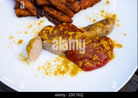 Vegane Currywurst mit Kartoffel- und Süßkartoffel-Split, Ketchup mit Currypulver gesund zu essen Stockfoto