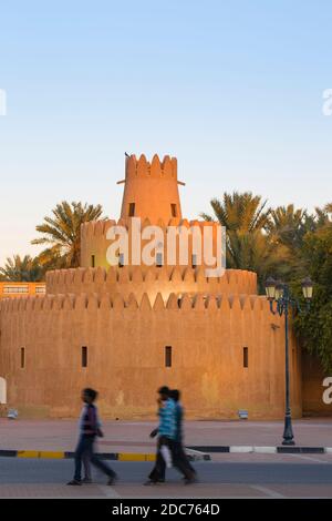 Vereinigte Arabische Emirate, Abu Dhabi, Al Ain, Menschen, die am Ain Palace Museum vorbeilaufen Stockfoto