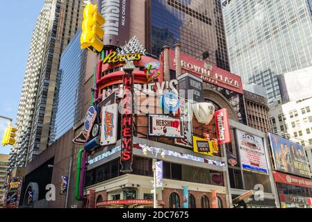 Blick auf die gelbe Ampel am Manhattan Times Square, New York City, USA Stockfoto