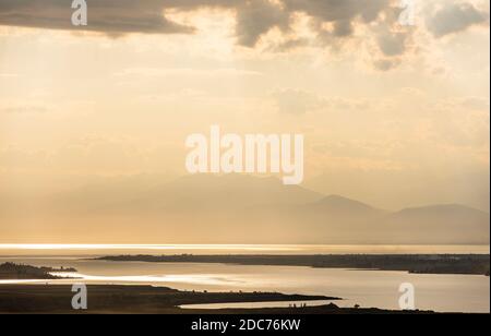 Sonne auf Issyk Kul See bei Sonnenuntergang bei Karakol in Kirgisistan. Stockfoto