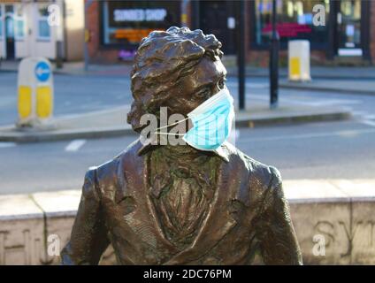 Humorvolle Fotografie des Dichters John Keats Statue in Chichester, West Sussex. Keat's trägt eine Gesichtsmaske während Lockdown wegen covid 19 Pandemie. Stockfoto