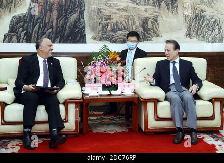 (201119) -- PEKING, 19. November 2020 (Xinhua) -- He Ping, Präsident und Chefredakteur der Xinhua Nachrichtenagentur, trifft sich mit Carlos Miguel Pereira, kubanischem Botschafter in China, in Peking, Hauptstadt von China, 19. November 2020. Er sagte, dieses Jahr sei der 60. Jahrestag der Aufnahme diplomatischer Beziehungen zwischen China und Kuba sowie der 60. Jahrestag der Zusammenarbeit zwischen der Xinhua Nachrichtenagentur und den kubanischen Medien. Er sagte, Xinhua werde weiterhin ein Schreiber der aufrichtigen Freundschaft der beiden Länder sein, ein Förderer der gegenseitig vorteilhaften Zusammenarbeit und ein Verbreiter der Reform der beiden Nationen und Stockfoto