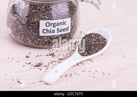 Chia Samen sind Superfood. Enthält gesunde Omega-3-Fettsäuren, Kohlenhydrate, Eiweiß, Ballaststoffe, Antioxidantien und Kalzium. Stockfoto