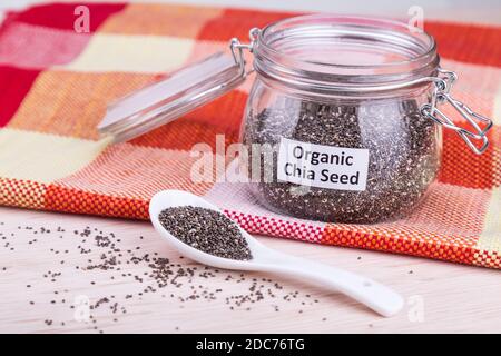 Chia Samen sind Superfood. Enthält gesunde Omega-3-Fettsäuren, Kohlenhydrate, Eiweiß, Ballaststoffe, Antioxidantien und Kalzium. Stockfoto