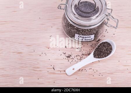 Chia Samen sind Superfood. Enthält gesunde Omega-3-Fettsäuren, Kohlenhydrate, Eiweiß, Ballaststoffe, Antioxidantien und Kalzium. Stockfoto