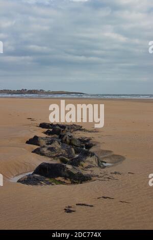 Rockpool an einem Sandstrand Stockfoto