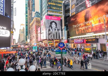 Neujahr am Times Square, Manhattan. Straßen voller Menschen feiern in einer festlichen Atmosphäre. Avenue voll von mehrfarbigen LED-Bildschirmen und Schildern Stockfoto