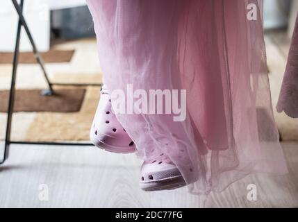 Nahaufnahme der kleinen Mädchen Füße unter dem Tisch, in einem Prinzessin Kleid gekleidet Stockfoto