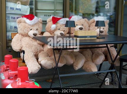 19. November 2020, Hessen, Frankfurt/Main: Vier Teddybären mit Weihnachtsmützen sitzen an einem Tisch vor einem Café im Frankfurter Westend, dessen Außenbereich wegen der Corona-Pandemie geschlossen ist. Foto: Frank Rumpenhorst/dpa Stockfoto