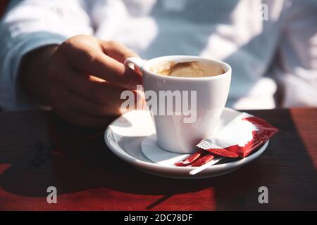 Nahaufnahme eines Mannes Hand hält eine Tasse Kaffee Stockfoto