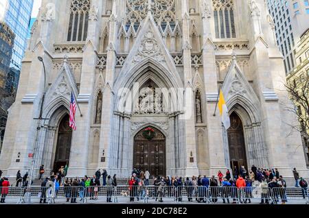 Weihnachten in St. Patricks Kathedrale. Die Menschen warten darauf, die kultigsten dekorierten neogotischen katholischen Kirche in Manhattan zu betreten. New York City, USA Stockfoto