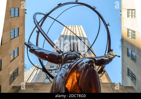 Statue des antiken griechischen Titan Atlas hält den Himmlischen Himmel auf seinen Schultern. Bronzestatue im Rockefeller Center. Manhattan, New York, USA Stockfoto