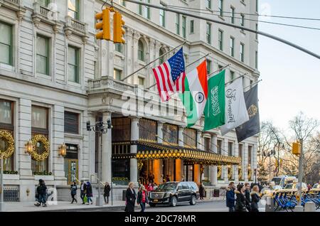 Das Plaza Hotel. Ein luxuriöses und historisches Wahrzeichen Weihnachten dekoriert. Eines der Symbole von Manhattan, New York City, USA Stockfoto