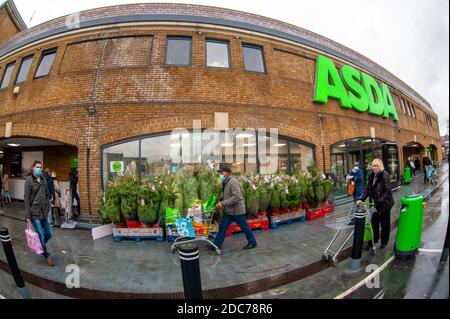 London, Großbritannien. November 2020. Weihnachtsbäume werden in Asda in Clapham Junction, Battersea, verkauft, inmitten der Ungewissheit, ob zu Weihnachten Sperrbeschränkungen für Coronaviren in Kraft sein werden und wenn ein Sonderfall gemacht wird, der andere Religionen ignoriert. Kredit: JOHNNY ARMSTEAD/Alamy Live Nachrichten Stockfoto