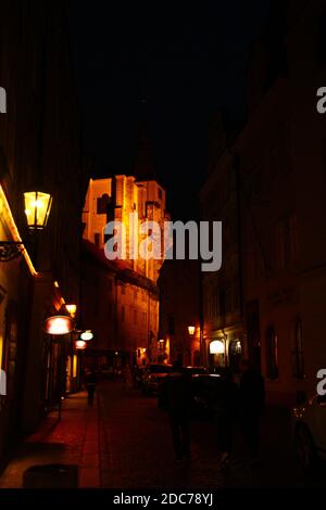 Straßen von Prag bei Nacht Stockfoto