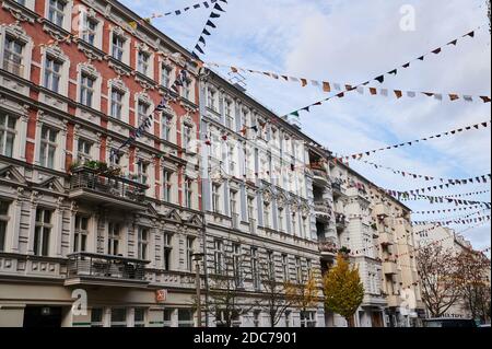 Berlin, Deutschland. November 2020. In Prenzlauer Berg stehen renovierte Apartments in alten Gebäuden. Die heutige Plenarsitzung im Berliner Abgeordnetenhaus wird sich unter anderem mit der Mietgrenze befassen. Quelle: Annette Riedl/dpa/Alamy Live News Stockfoto