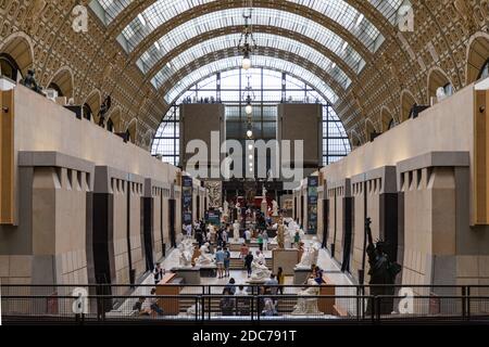 Paris, Frankreich, 5. Juli 2018: Besucher des Musée d'Orsay in Paris. In der ehemaligen Gare d'Orsay Bahnhof, dem Museum hat die größte Col Stockfoto