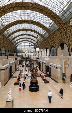 Paris, Frankreich, 5. Juli 2018: Besucher des Musée d'Orsay in Paris. In der ehemaligen Gare d'Orsay Bahnhof, dem Museum hat die größte Col Stockfoto